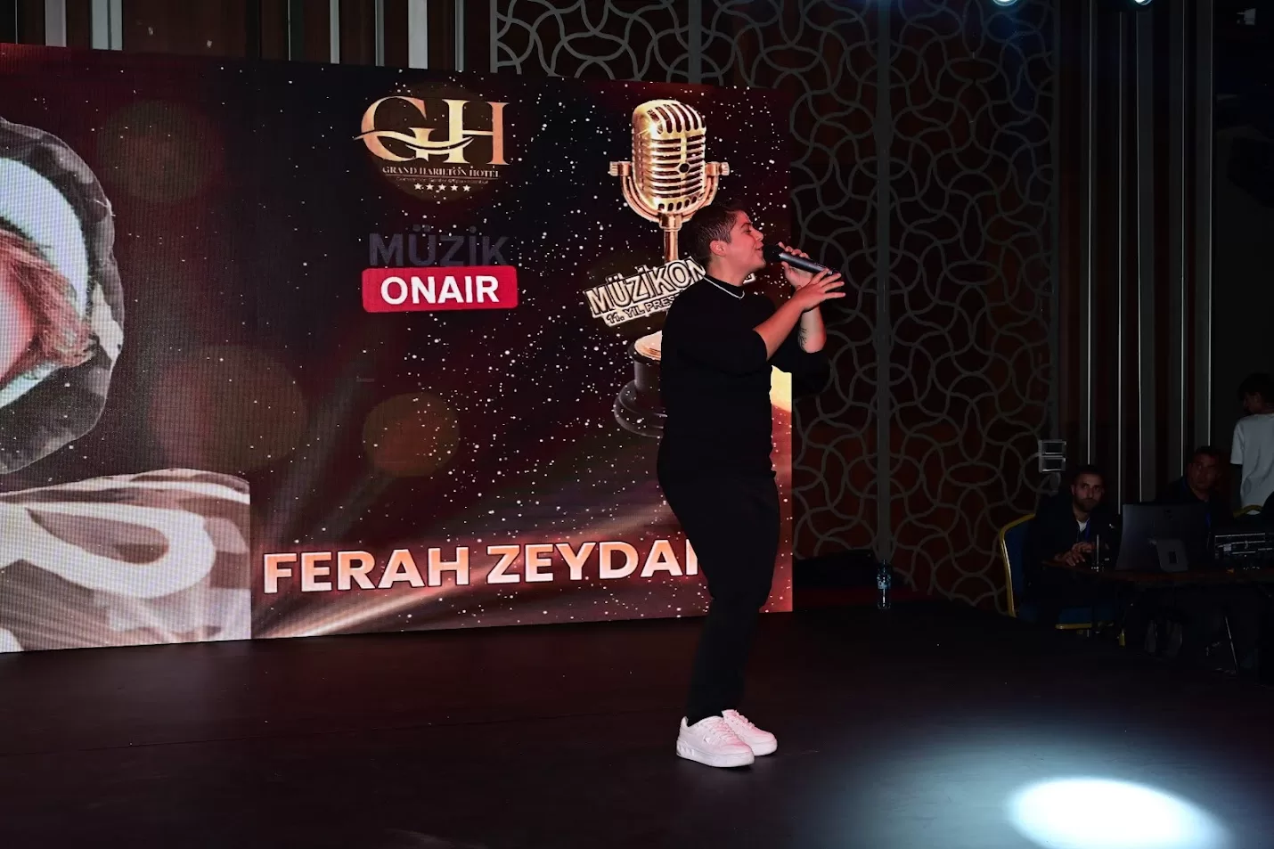 Ferah Zeydan Ödül Gecesinde Sahne Performansı